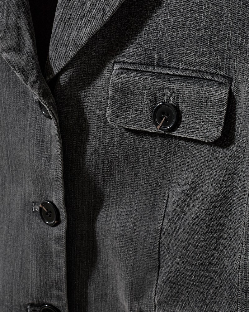 Close up af The Garment Merci Jacket Black Denim