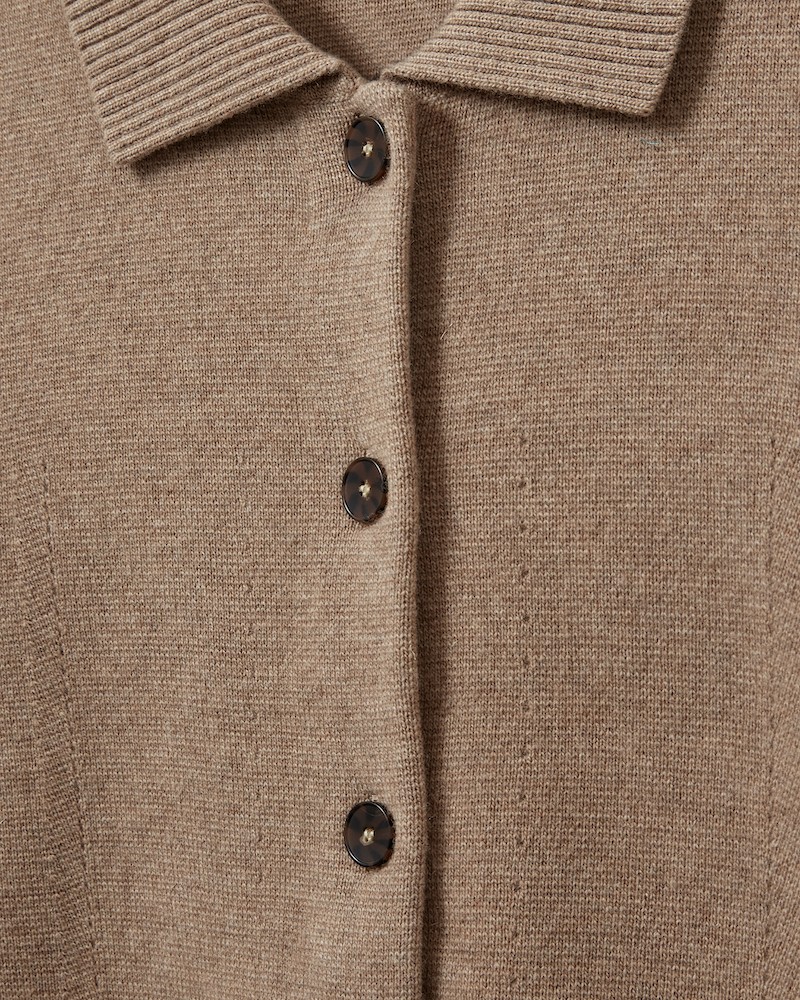 Close up af The Garment Como Cropped Cardigan Truffle