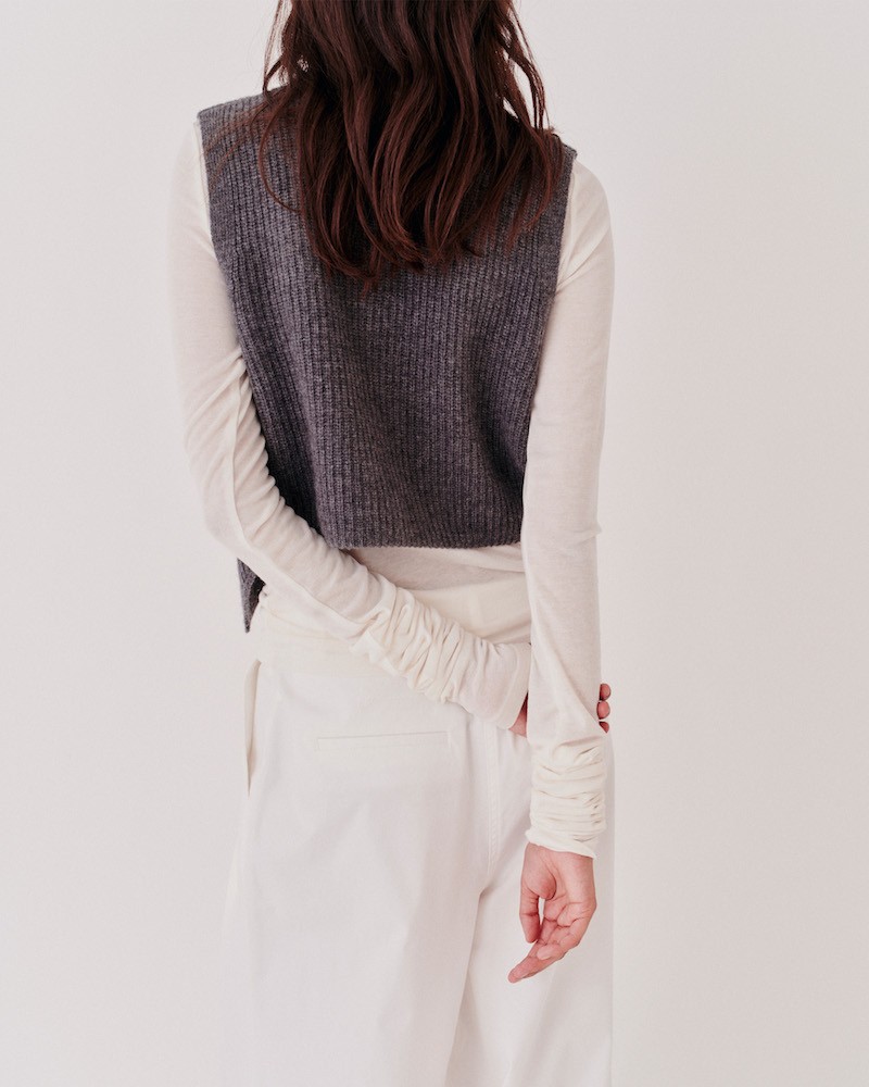 Model billede af The Garment Como Rib Vest Grey Melange bagfra
