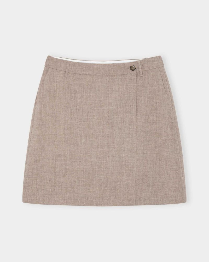 Pack shot af Herskind Dita Skirt Wood beige nederdel på neutral baggrund