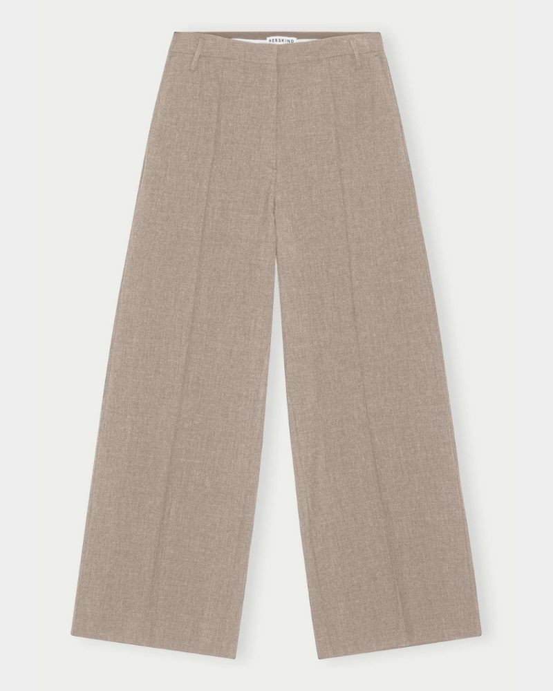Pack shot af Herskind Kimberly Mid Waist Pants Wood Beige menage bukser på neutral baggrund
