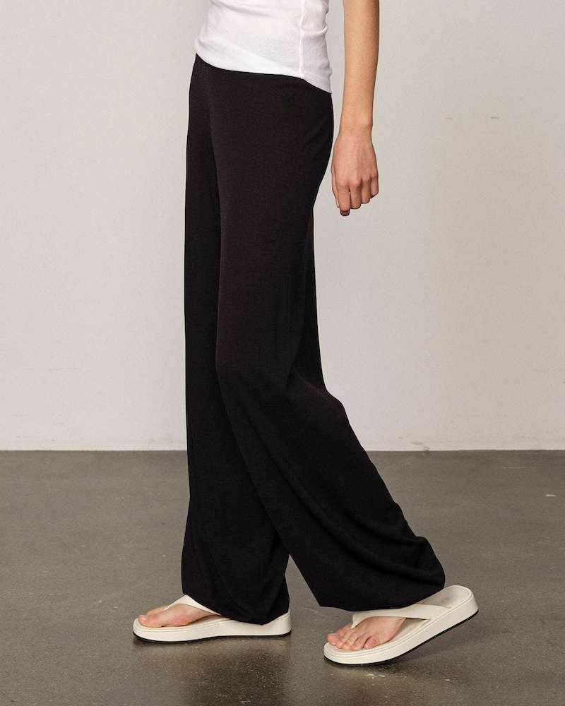 Herskind Clark Sorte Strik Bukser på model set fra siden