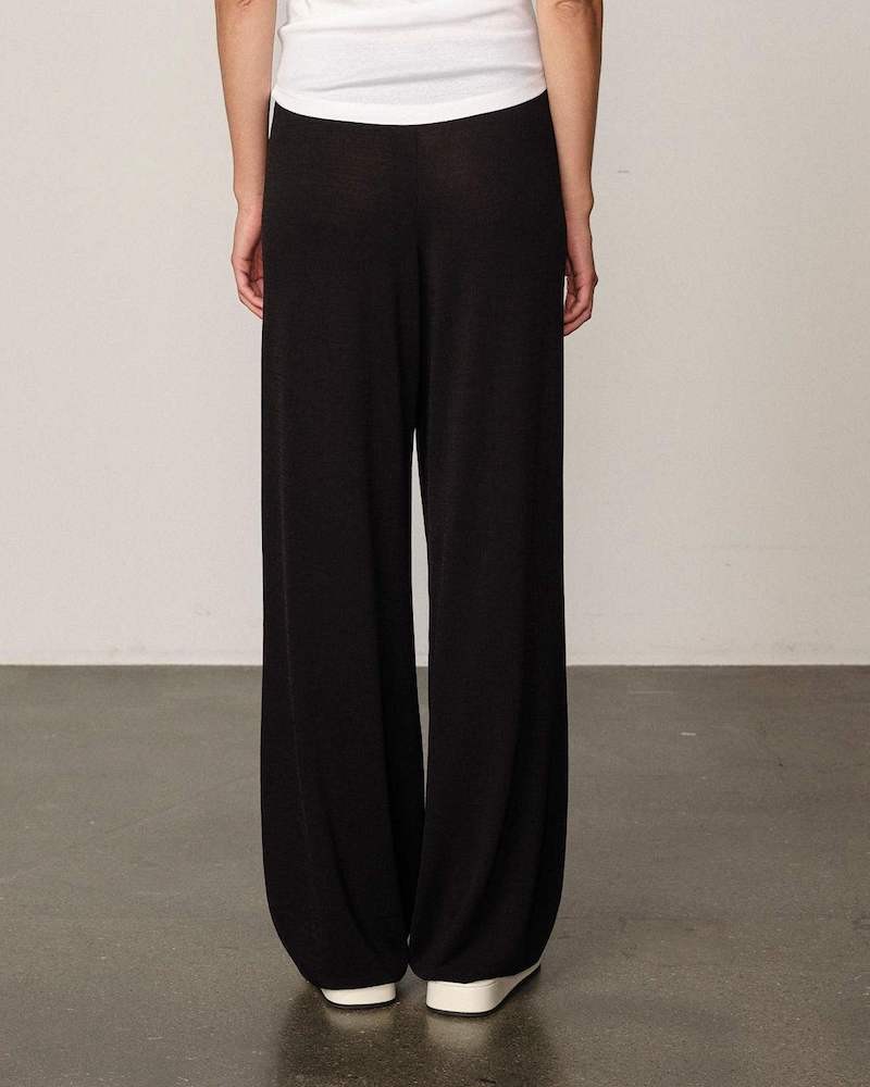 Model billede af Herskind Clark sorte strik bukser bagfra