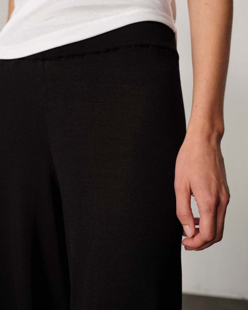 Close up af Herskind Clark sort strik buks på model