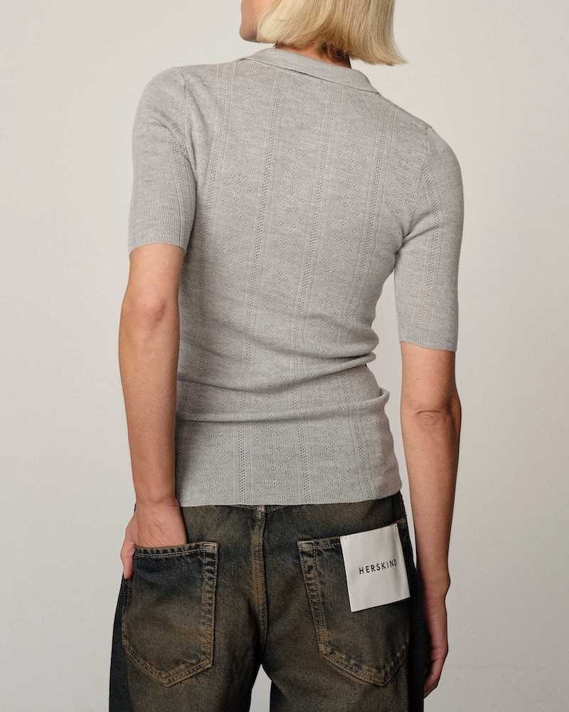 Model billedea f Herskind Cyenna Knit Blouse Grey Melange bagfra