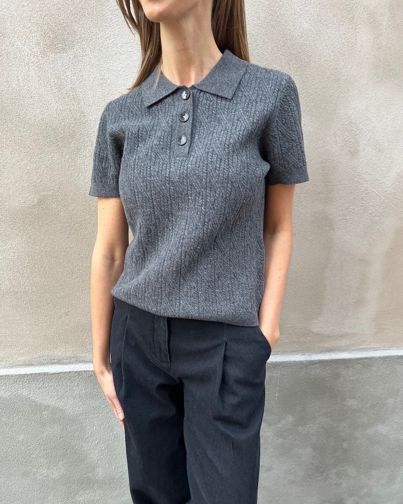 The Garment Como Cable Mini Polo Grey Melange på model