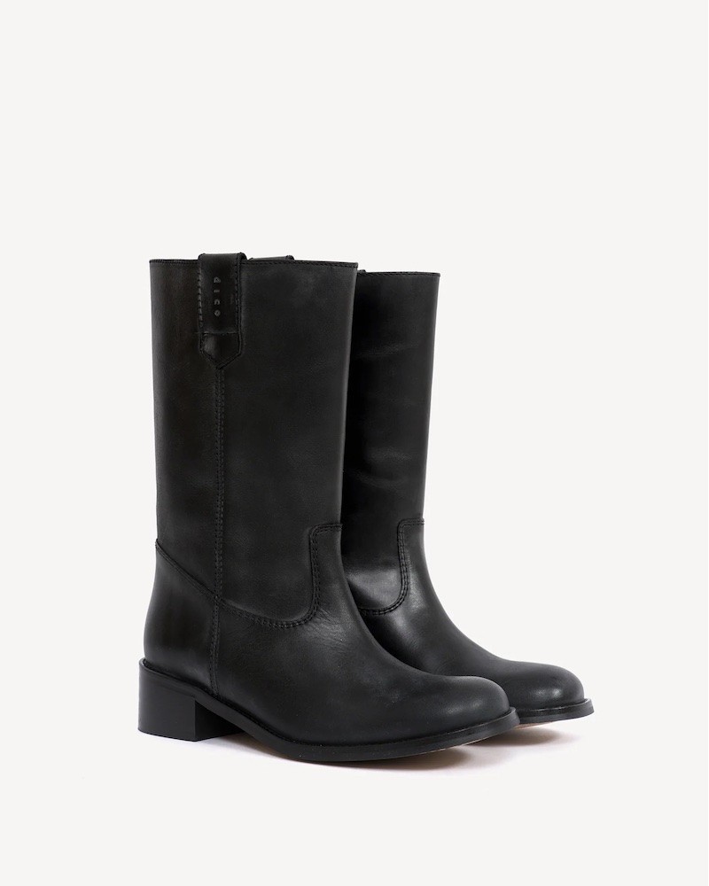 Pack shot af Dico Copenhagen Julia Boots Black sort støvle på neutral baggrund