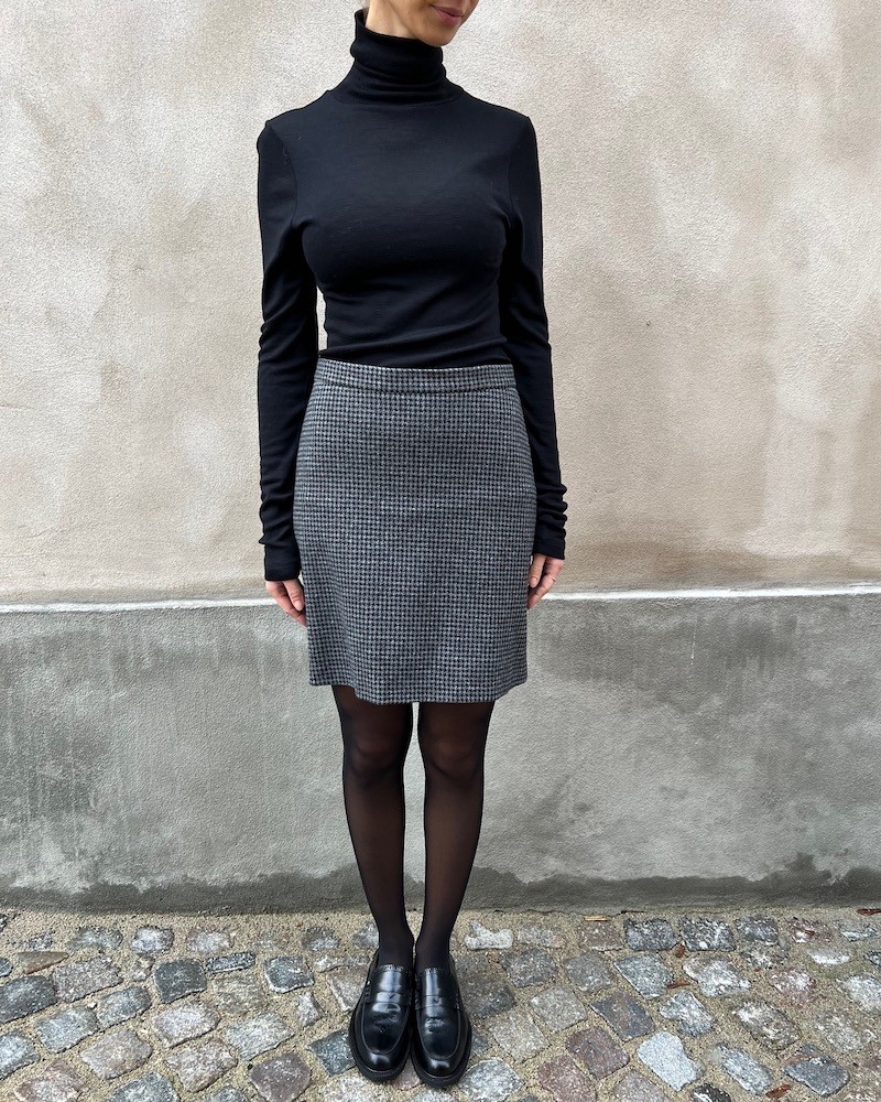 Harris Wharf London Mini Skirt Salt  & Pepper Herringbone nederdel på model