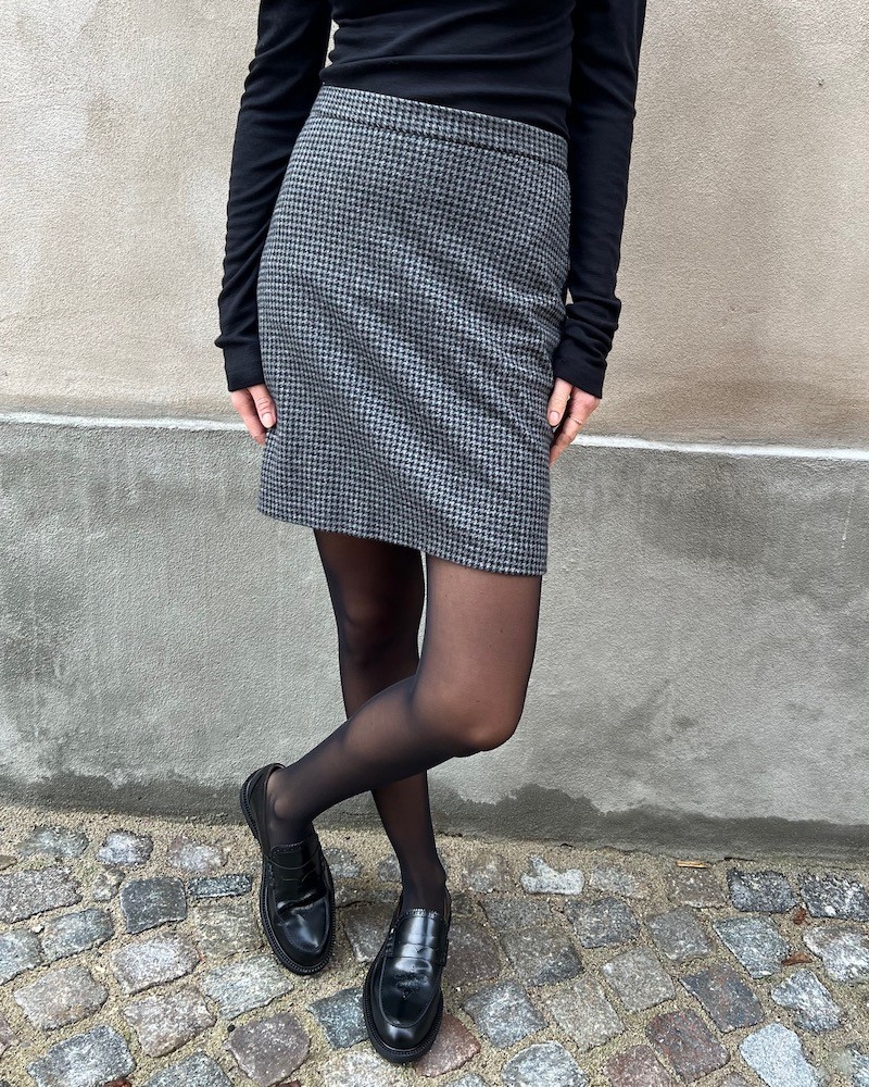 Close up af Harris Wharf London Mini Skirt Salt  & Pepper Herringbone nederdel