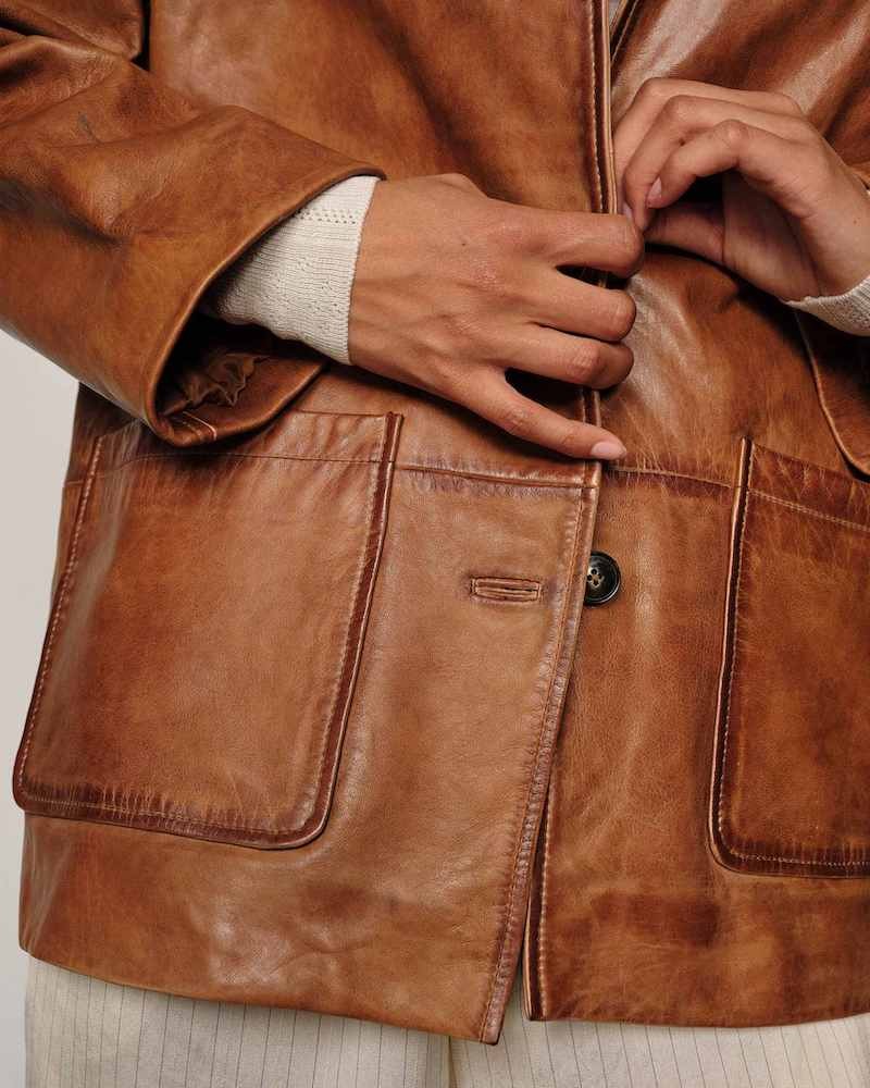 Close up af lommer på Herskind Marina Leather Jacket Waxed Cognac