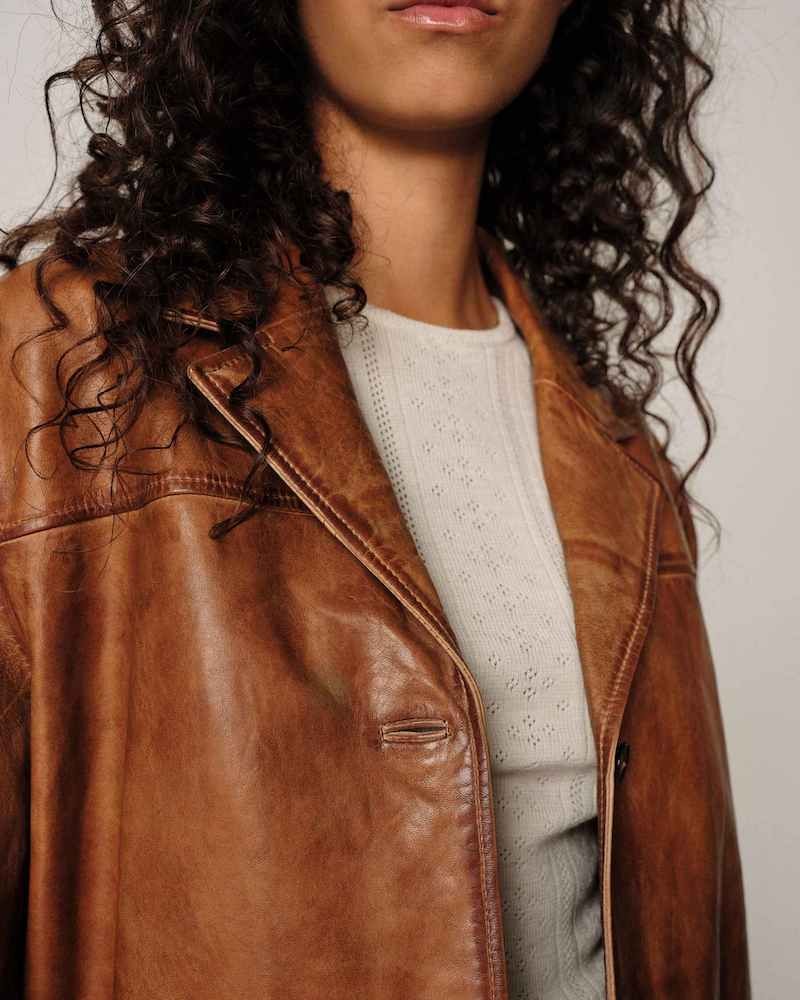 Close up af Herskind Marina Leather Jacket Waxed Cognac