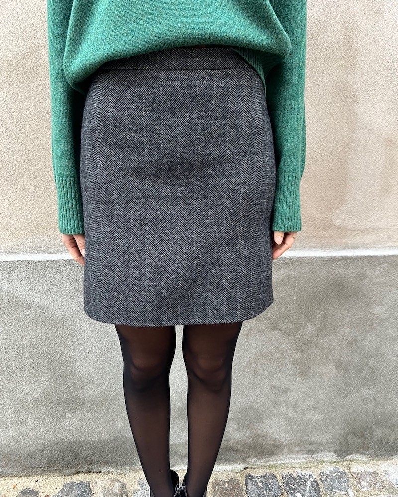 Model billede af Harris Wharf London Mini Skirt Salt  & Pepper Herringbone