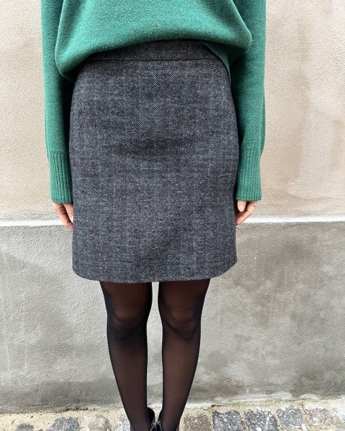 Model billede af Harris Wharf London Mini Skirt Salt  & Pepper Herringbone