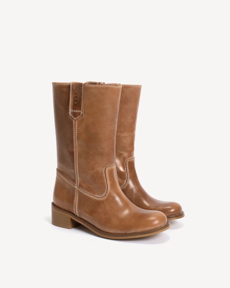 Pack shot af Dico Copenhagen Julia Boots Escovado Dark Tan