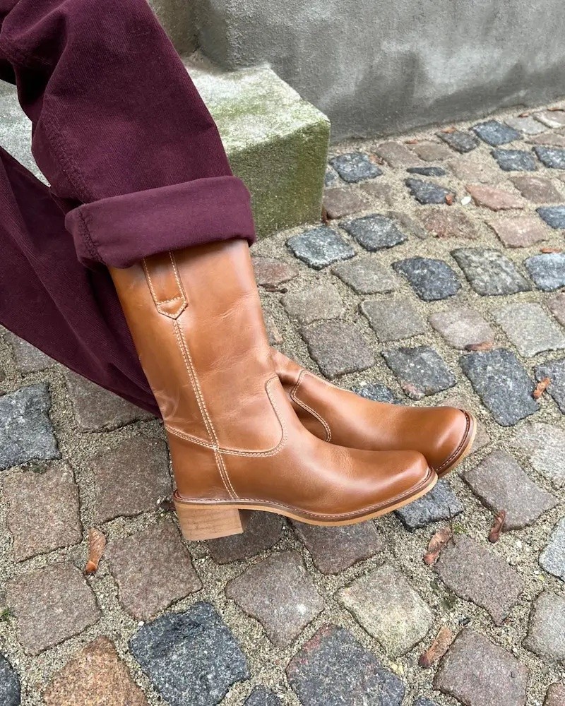 Dico Copenhagen Julia Boots Escovado Dark Tan på model