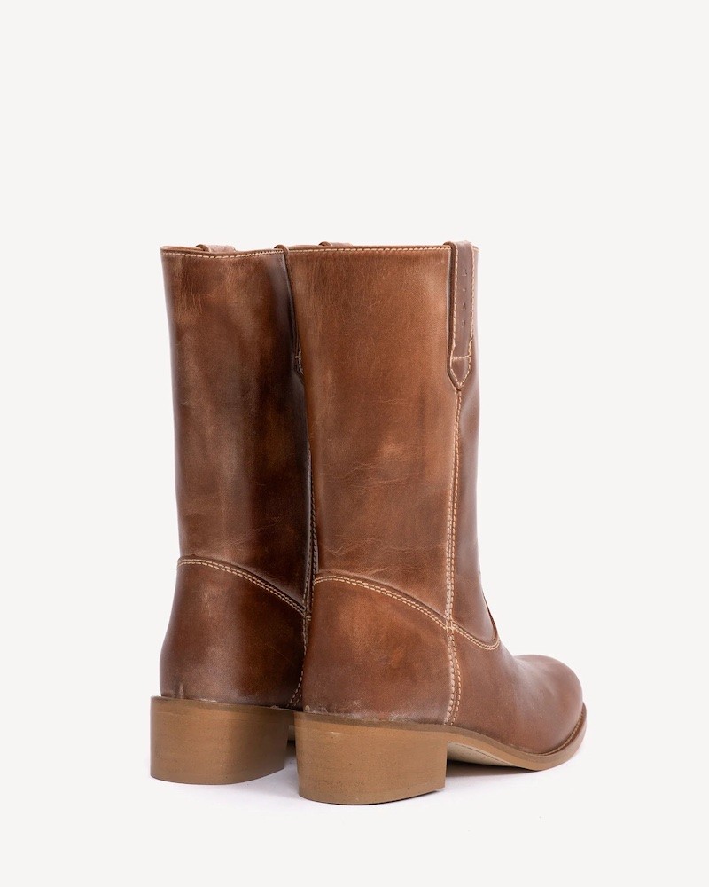 Pack shot af Dico Copenhagen Julia Escovado Boots Cognac bagfra