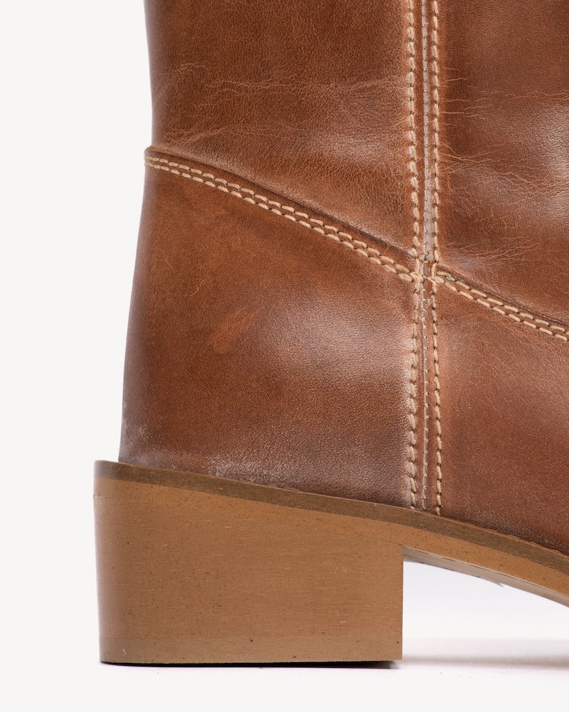 Close up af blok hæl på Dico Copenhagen Julia Escovado Boots Cognac