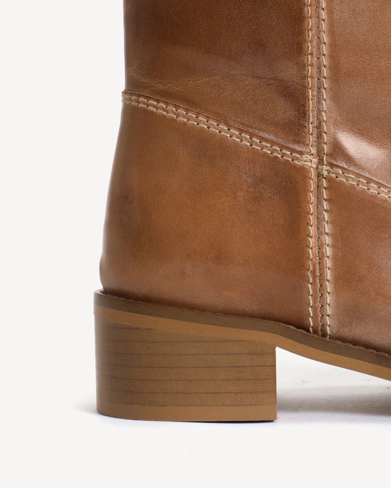 Close up af hæl Dico Copenhagen Julia Boots Escovado Dark Tan