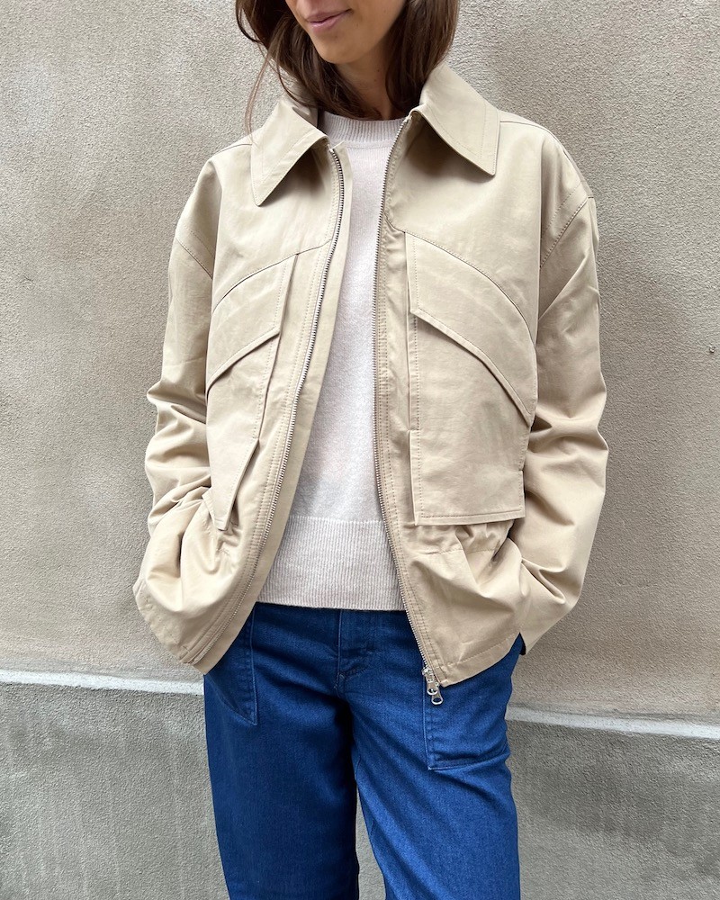 Model billede af Herskind Milano Trench Jacket Bison beige kort trench jakke