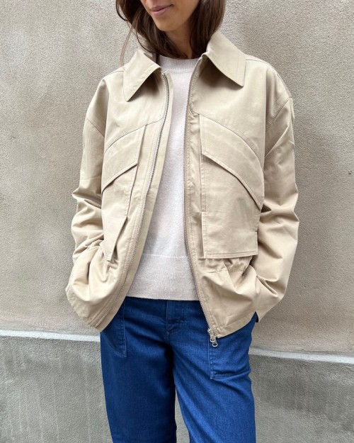 Model billede af Herskind Milano Trench Jacket Bison beige kort trench jakke