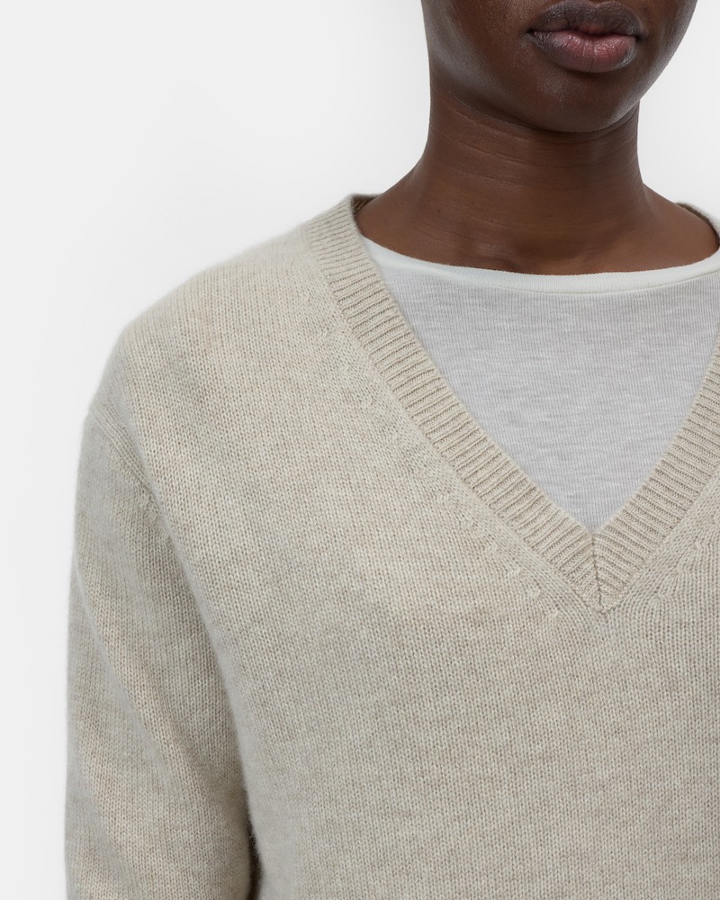 Close up af Closed Cashmere V-Neck Clay Beige