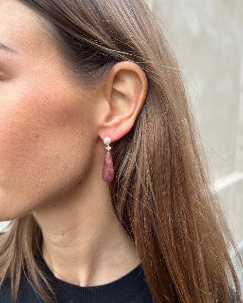 Model billede af Ellyr Copenhagen Dagmar ørering Strawberry krystal