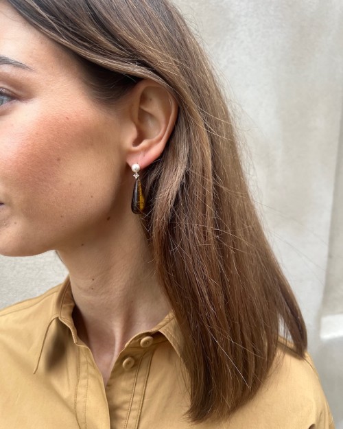 Model billede af Ellyr Copenhagen Dagmar ørering brun tiger øje