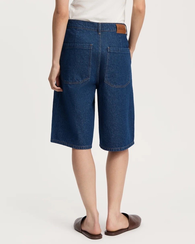 Model billede af Aiayu Carlo Denim Shorts Mid Blue set bagfra