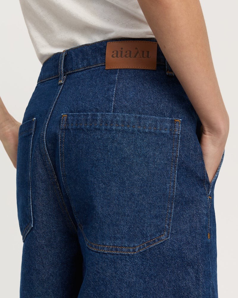 Close up af baglomme detaljer på Aiayu Carlo Denim Shorts Mid Blue