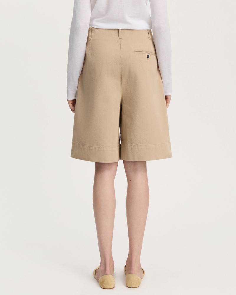 Model billede af Aiayu Willy Shorts Semolina bagfra