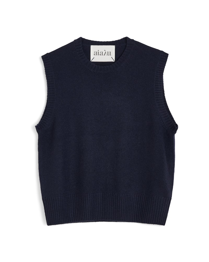 Pack shot af Aiayu Ingeborg Cashmere Vest Black Blue på neutral baggrund
