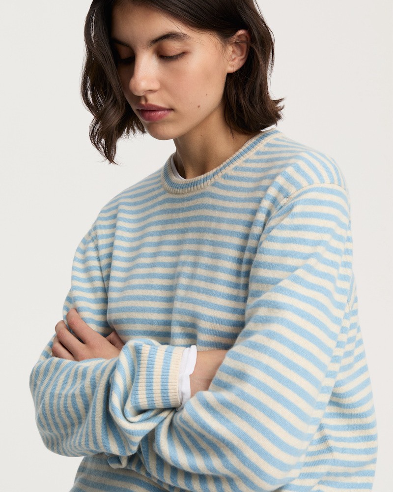 Model billede af Aiayu Leonardo stribet cashmere strik mix opal blue