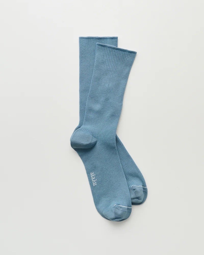 Pack shot af Aiayu Cotton Rib Socks Opal Blue på neutral baggrund