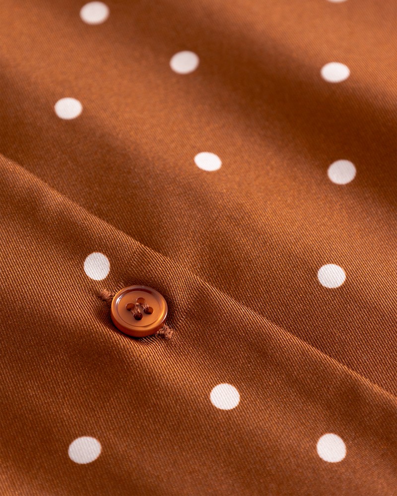 Close up af Lovechild 1979 Birna Blouse Caramel Dot Print