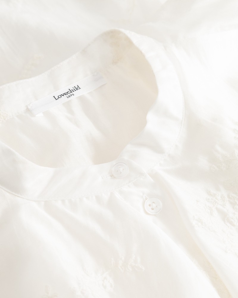 Close up af Lovechild 1979 Țara Shirt Egret