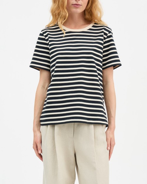 Model billede af Skall Studio Marron Regular Tee Navy/Offwhite Stripe