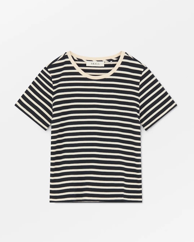 Pack shot af Skall Studio Marron Regular Tee Navy/Offwhite Stripe
