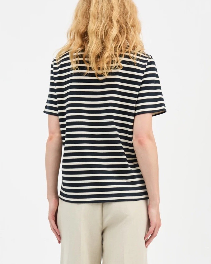 Model billede af Skall Studio Marron Regular Tee Navy/Offwhite Stripe bagfra