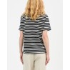 Model billede af Skall Studio Marron Regular Tee Navy/Offwhite Stripe bagfra