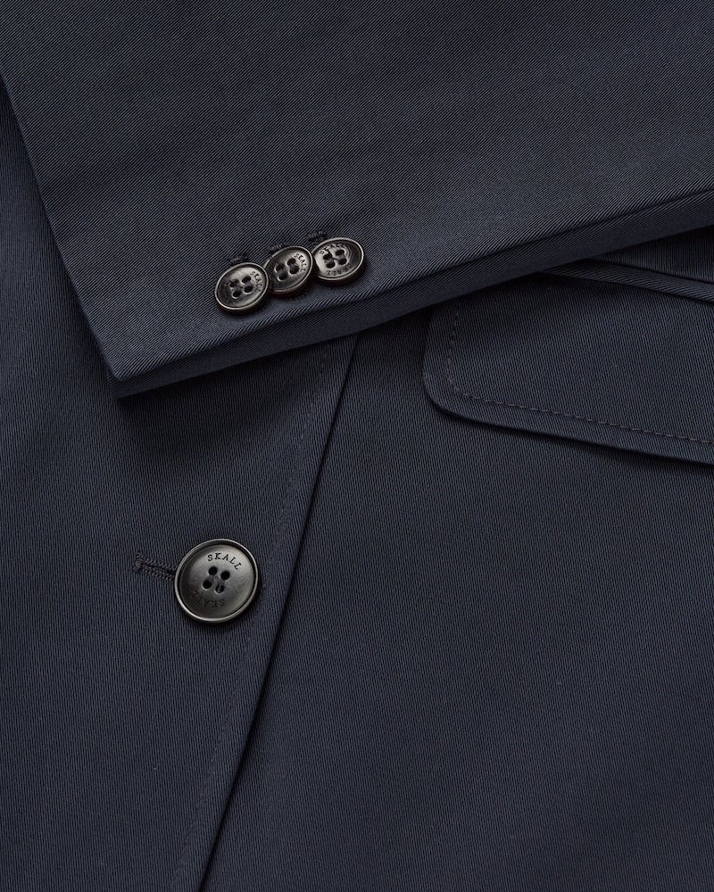 Close up af Skall Studio Emma Coat Dark Navy