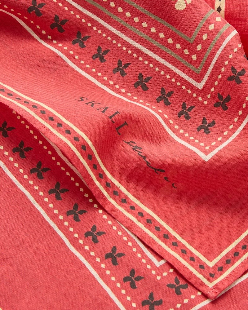 Close up af Skall Studio Floral Scarf Red