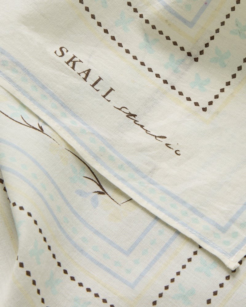 Close up af Skall Studio Floral Scarf Offwhite