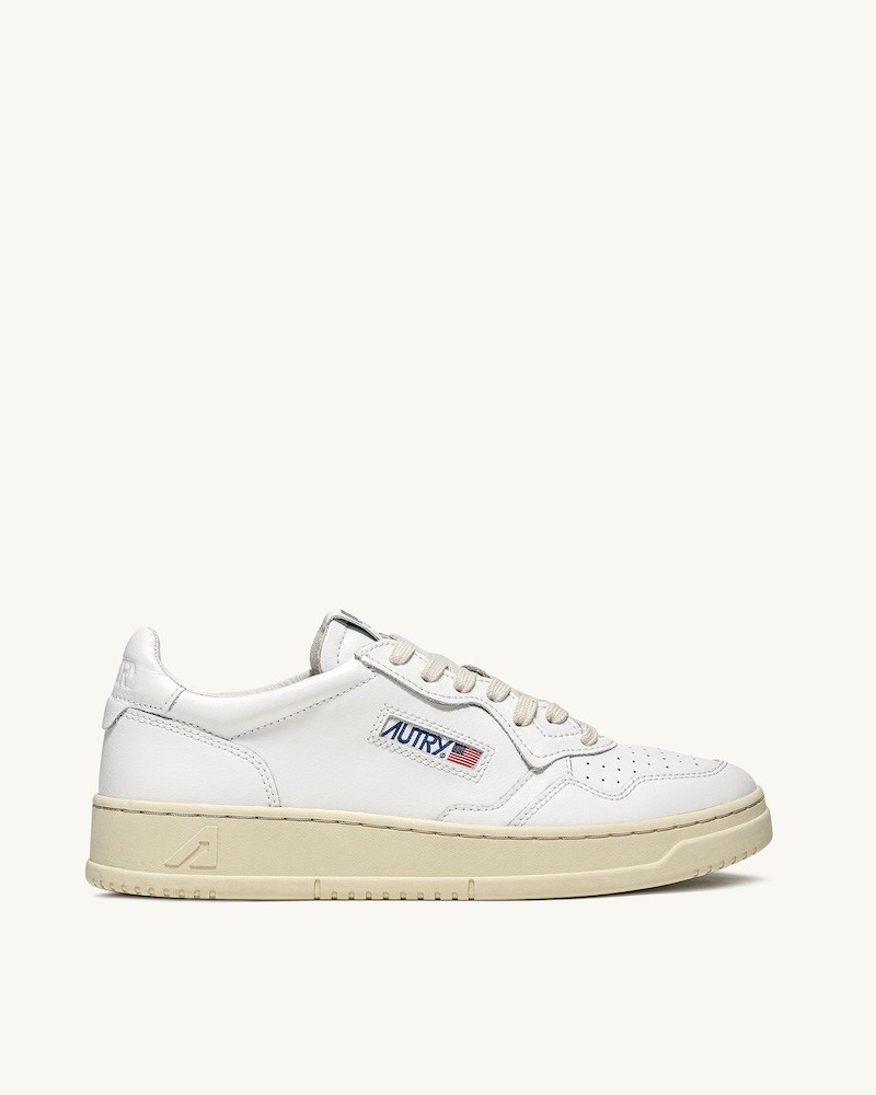Pack shot af Autry Medalist Low White på neutral baggrund