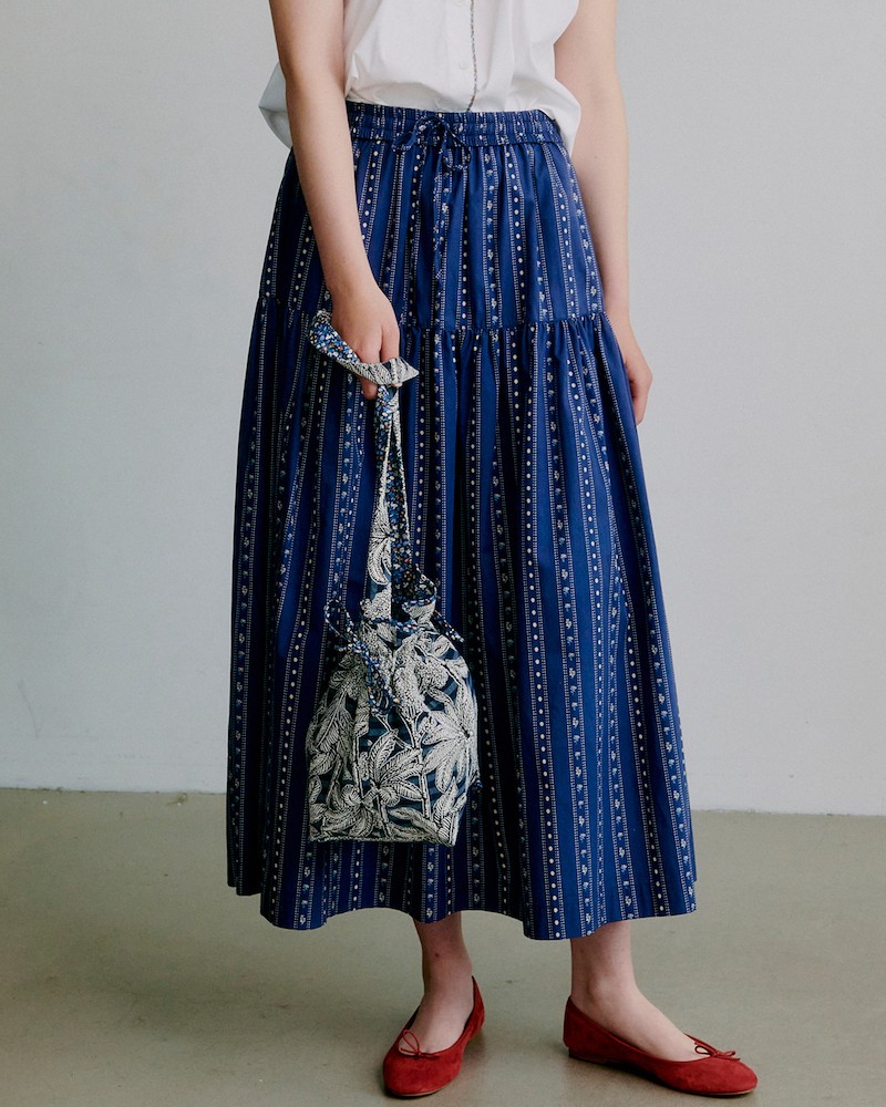 Model billede af Apof Bibbi Skirt Belle Blue blå mønstret nederdel