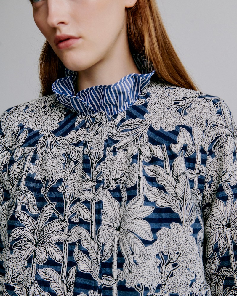 Close up af Apof Rose Jacket Blue Palm Escape