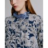 Close up af Apof Rose Jacket Blue Palm Escape