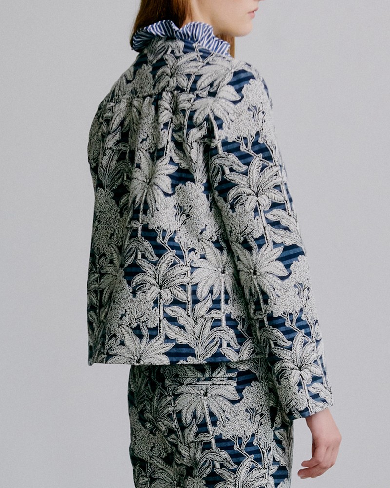 Detalje billede på på model af Apof Rose Jacket Blue Palm Escape set bagfra