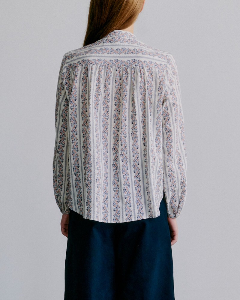 Model billede af Apof Nicole Shirt Provence Cream bagfra