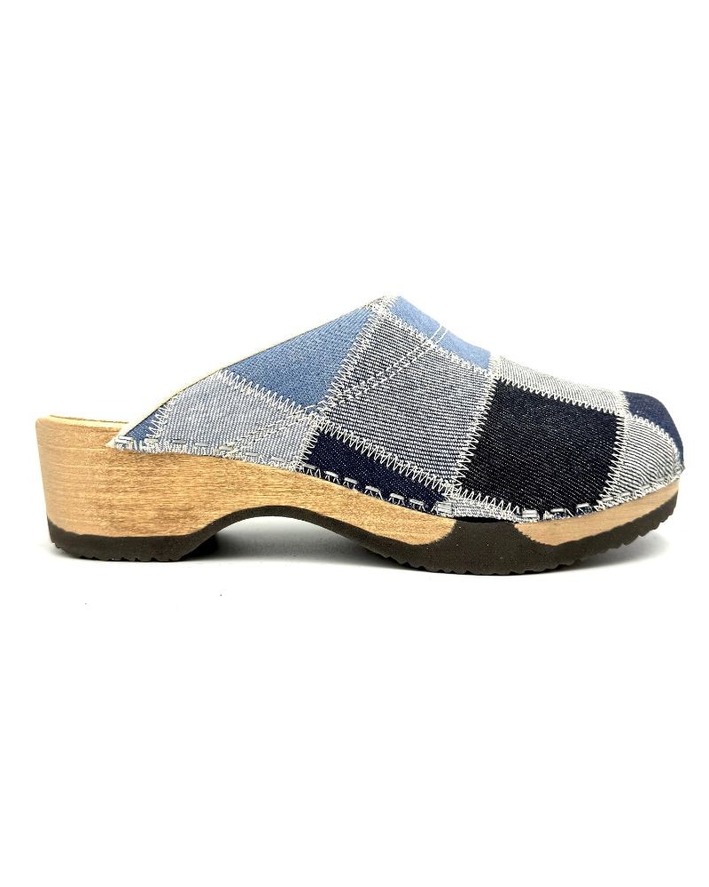 Pack shot af Kunsten Embla Clogs Denim Patchwork på neutral baggrund