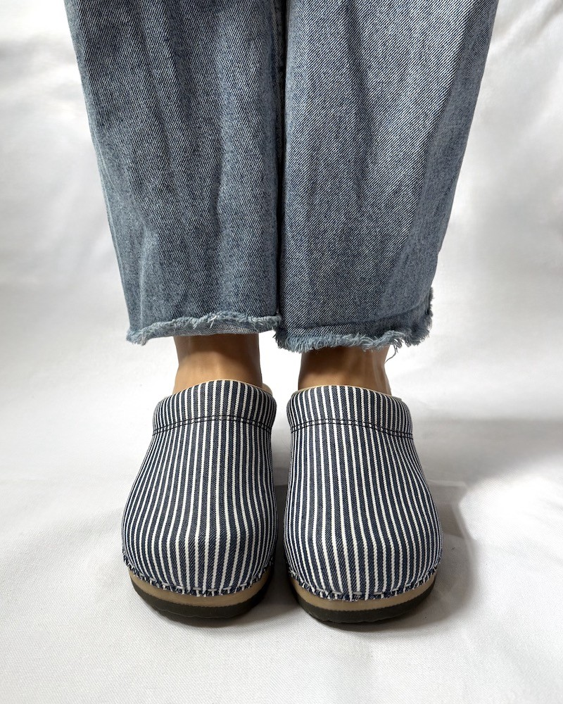 Model billede af Kunsten Embla Clogs Denim Stripe Indigo